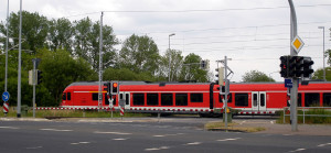Die nervigste Ampel der Insel Rügen. Halbstündlich kommt die Regionalbahn, zwischendurch noch die IC und Güterzüge. DIe Kreuzung ist immer minutenlang blockiert.