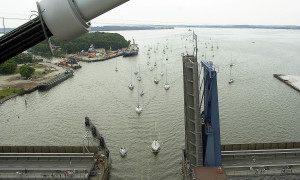 Während der Öfnnungszeiten der Brücke bilden sich lange Autoschlangen, dafür löst sich der Stau der Schiffe auf.