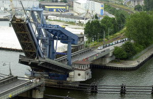 Die Zugbrücke auf dem Rügendamm öffnet mehrmals täglich für 20 Minuten für den Schiffsverkehr. 20 Minuten "Vollsperrung" reichen für einen langen Stau, der sich auch icht gleich wieder auflöst.