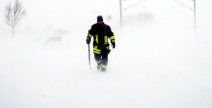 # 03095 Ein Feuerwehrmann kommt zu mir und gibt weitere Instruktionen. Hier darf niemand mehr alleine was machen... Foto: Marius Jaster