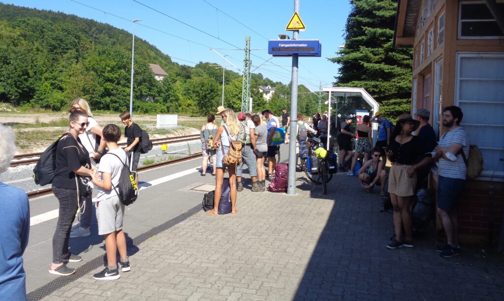 Wartende am Bahnsteig. Jede Verspätung löst eine Kettenreaktion aus.